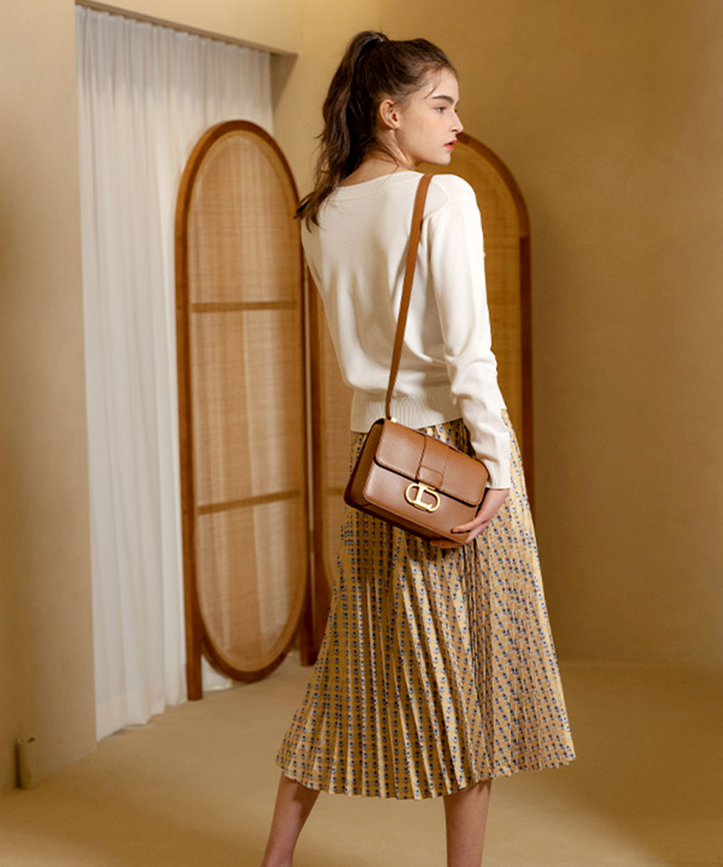 オブジェM ロゴバックル付き本革ショルダーバッグ