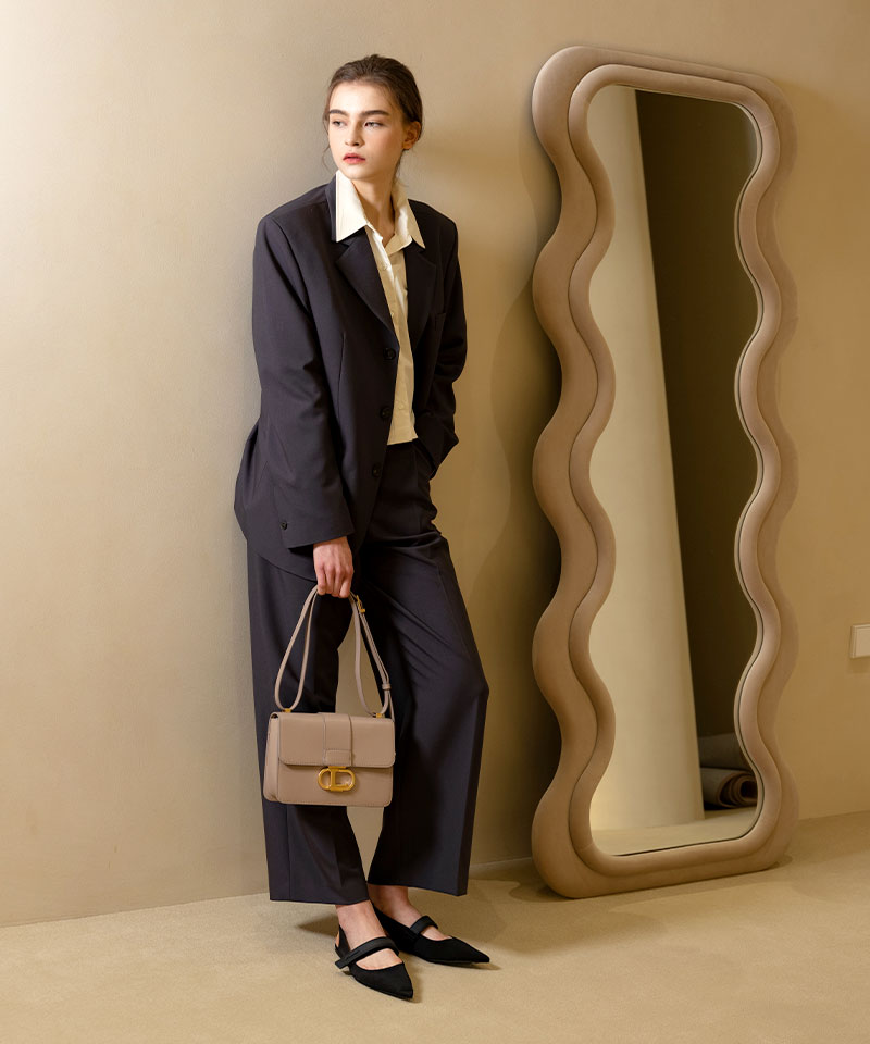 オブジェM ロゴバックル付き本革ショルダーバッグ