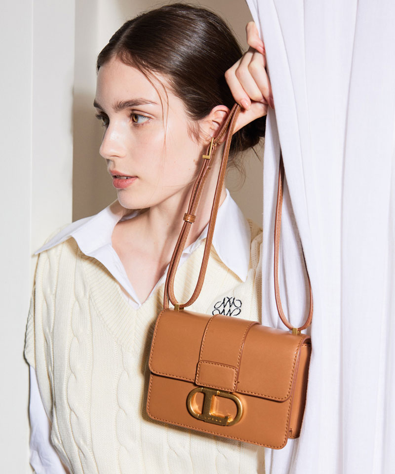 Objet S genuine leather shoulder bag with logo buckle